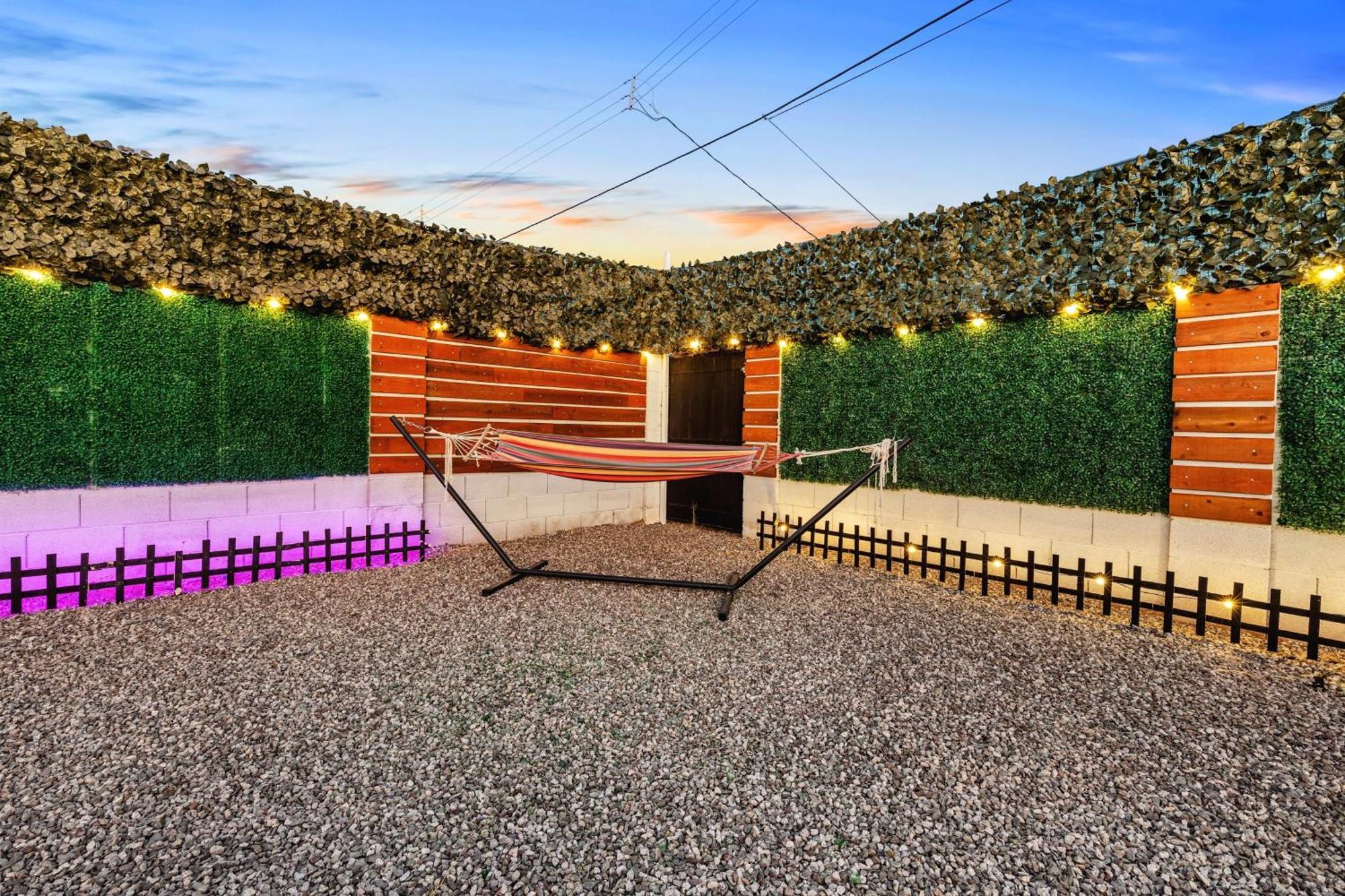 Retreat - 2 Bedroom With King-size Bed - 3 Smart Tvs - 10 Min From Airp - Unit A Holiday home